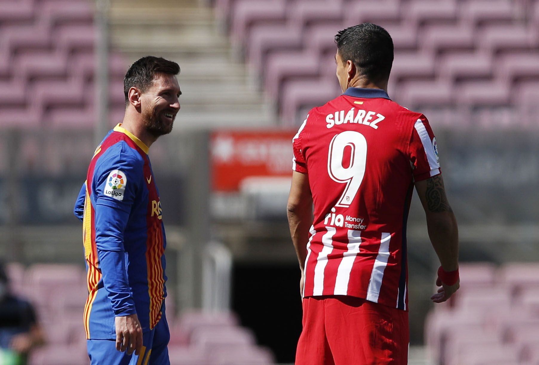 Luis Suarez y Lionel Messi se saludaron cariñosamente antes del pitazo inicial en el Camp Nou (Foto: REUTERS)