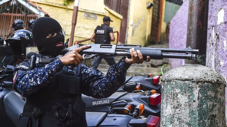 Las FAES (Fuerza de Acción Especial de la Policía Nacional Bolivariana) funcionan como grupo de tareas y a ellos se le atribuyen la mayoría de las 6.800 ejecuciones extrajudiciales denunciadas en Venezuela.