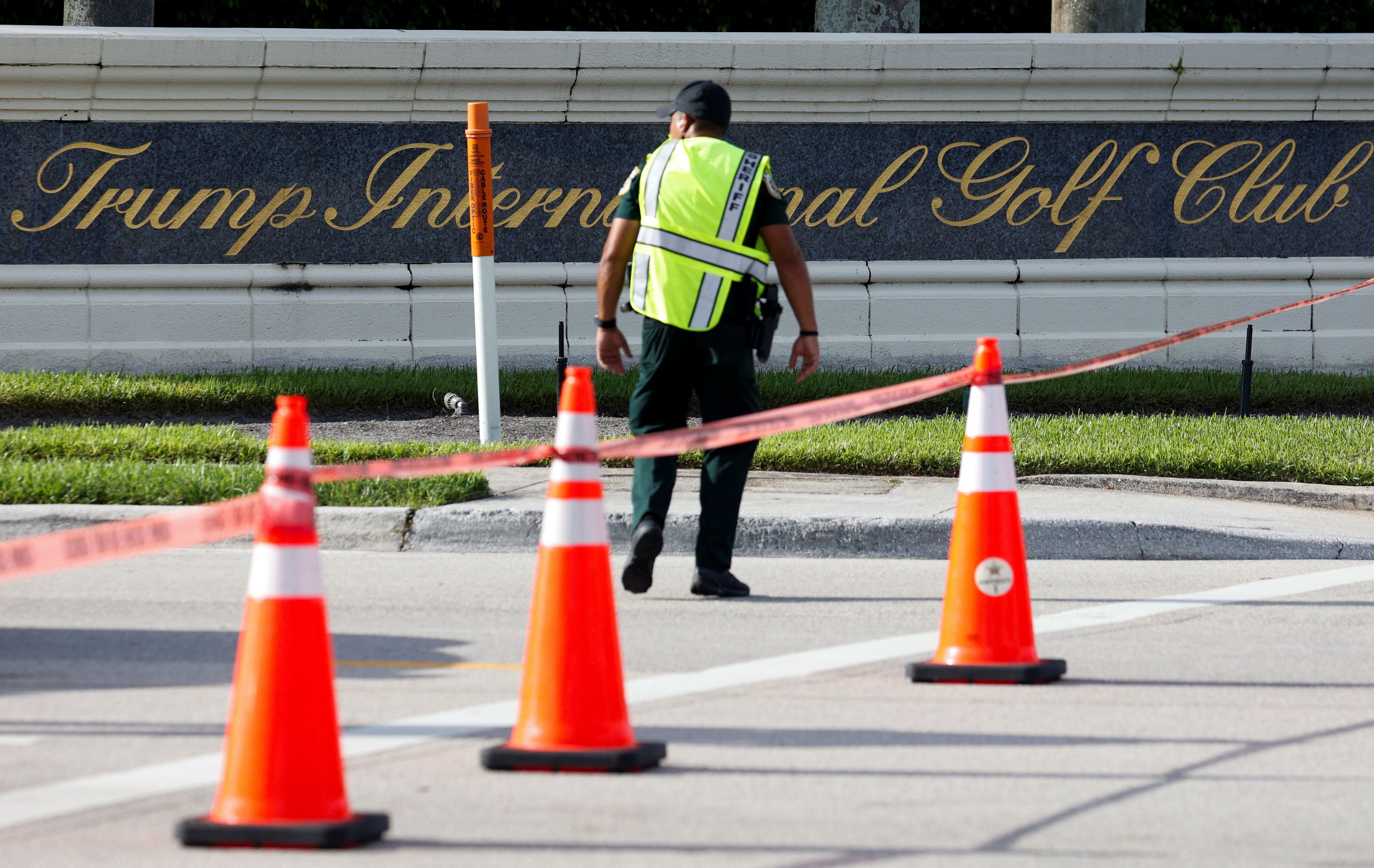 La Policía cerró los accesos al campo de golf de Trump en West Palm Beach (REUTERS/Marco Bello)