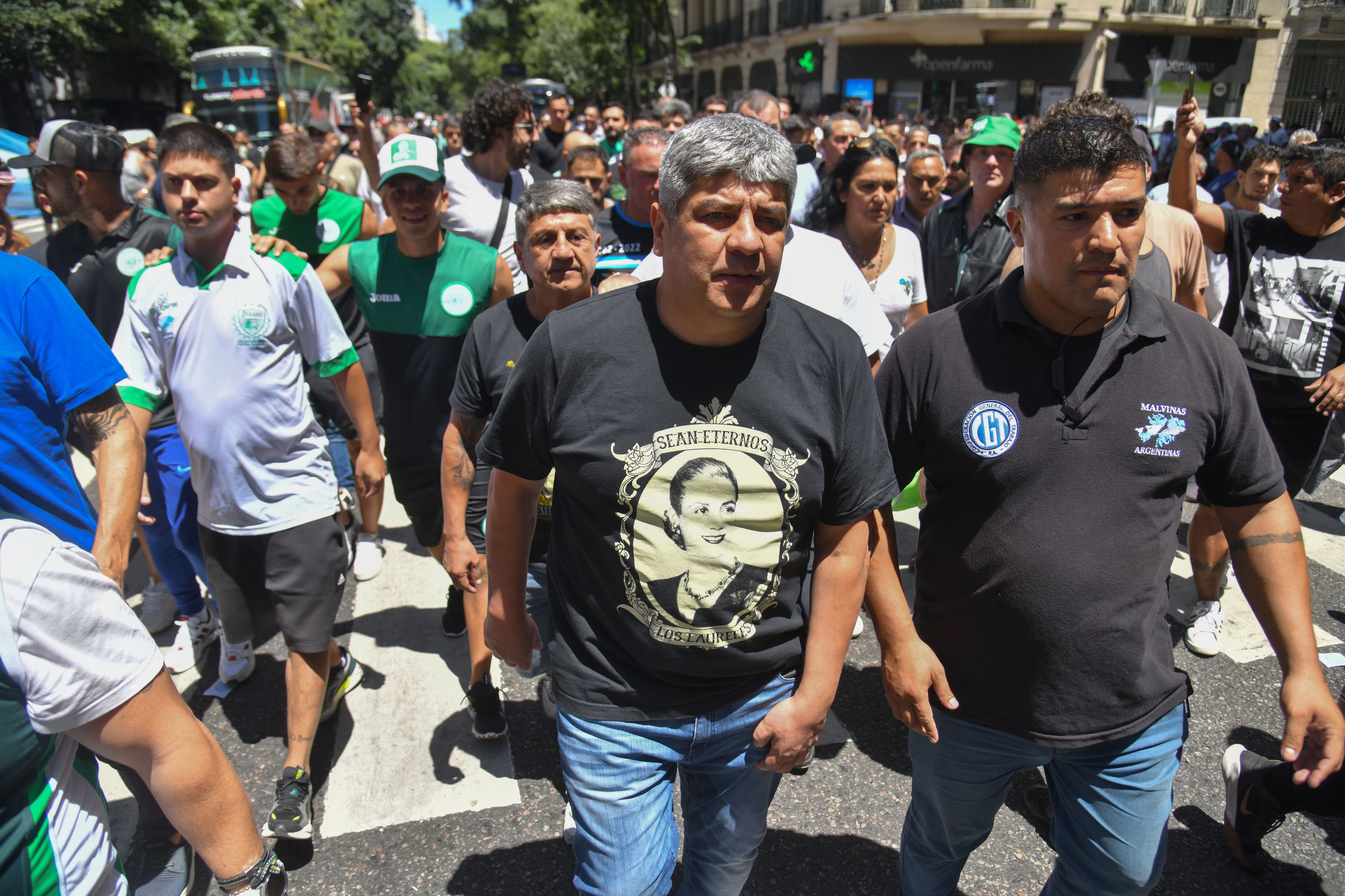 Foto de archivo del líder del sindicato de camioneros de Argentina, Pablo Moyano (c). EFE/ Enrique Garcia Medina 