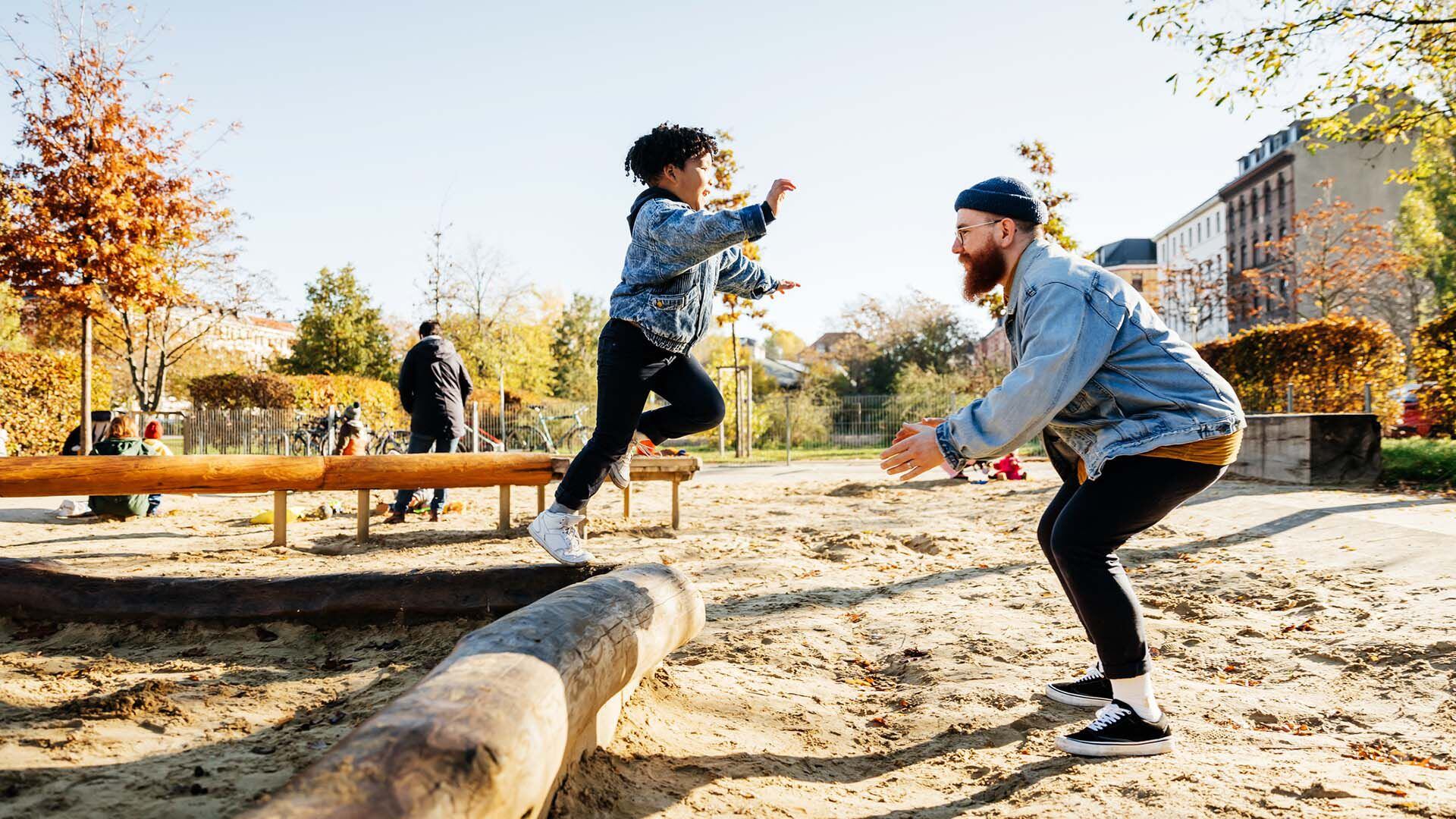 Si bien es recomendable que los padres compartan tiempo de juego con los hijos, éstos deben lograr un equilibrio entre el juego con otros y el juego solitario (Getty)