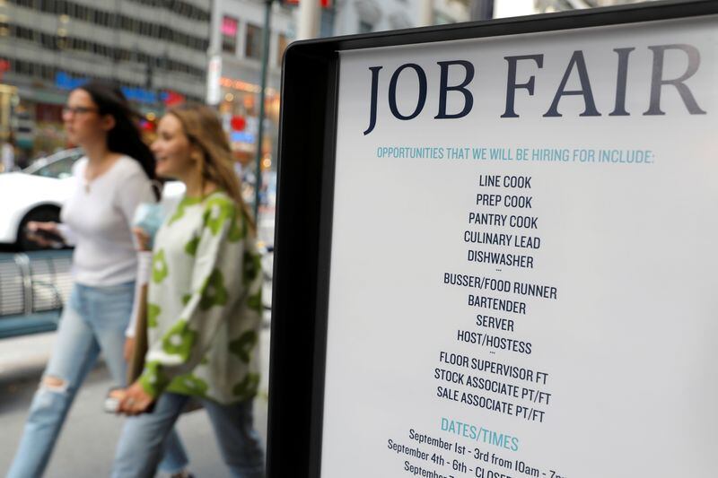 Aviso de una feria de empleo en la Quinta Avenida en Manhattan, Nueva York (REUTERS/Andrew Kelly/Archivo)