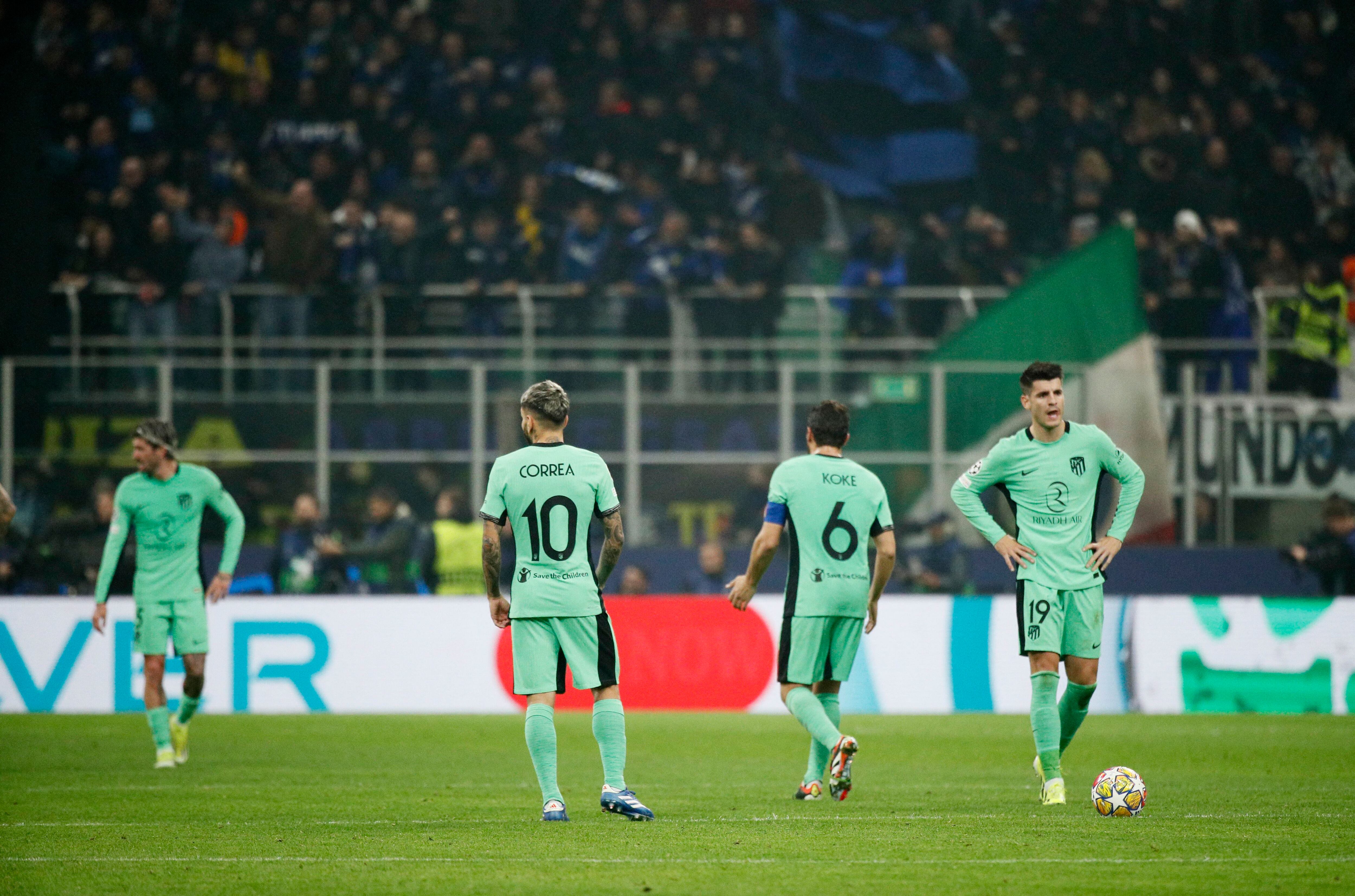 Los jugadores del Atlético lamentan el gol del Inter (REUTERS).