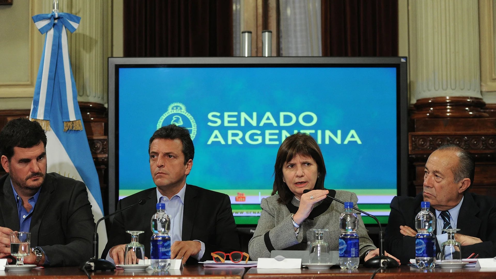 Eugenio Burzaco (primero a la izquierda) también expuso en el Senado (Télam)