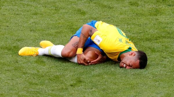 Neymar tendido en el suelo mientras finge una lesión (Reuters)