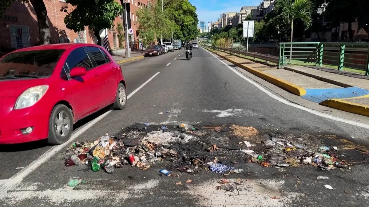 Negocios cerrados, tensión y poca gente en las calles: así está Caracas tras una noche de represión a las protestas por el fraude de Maduro