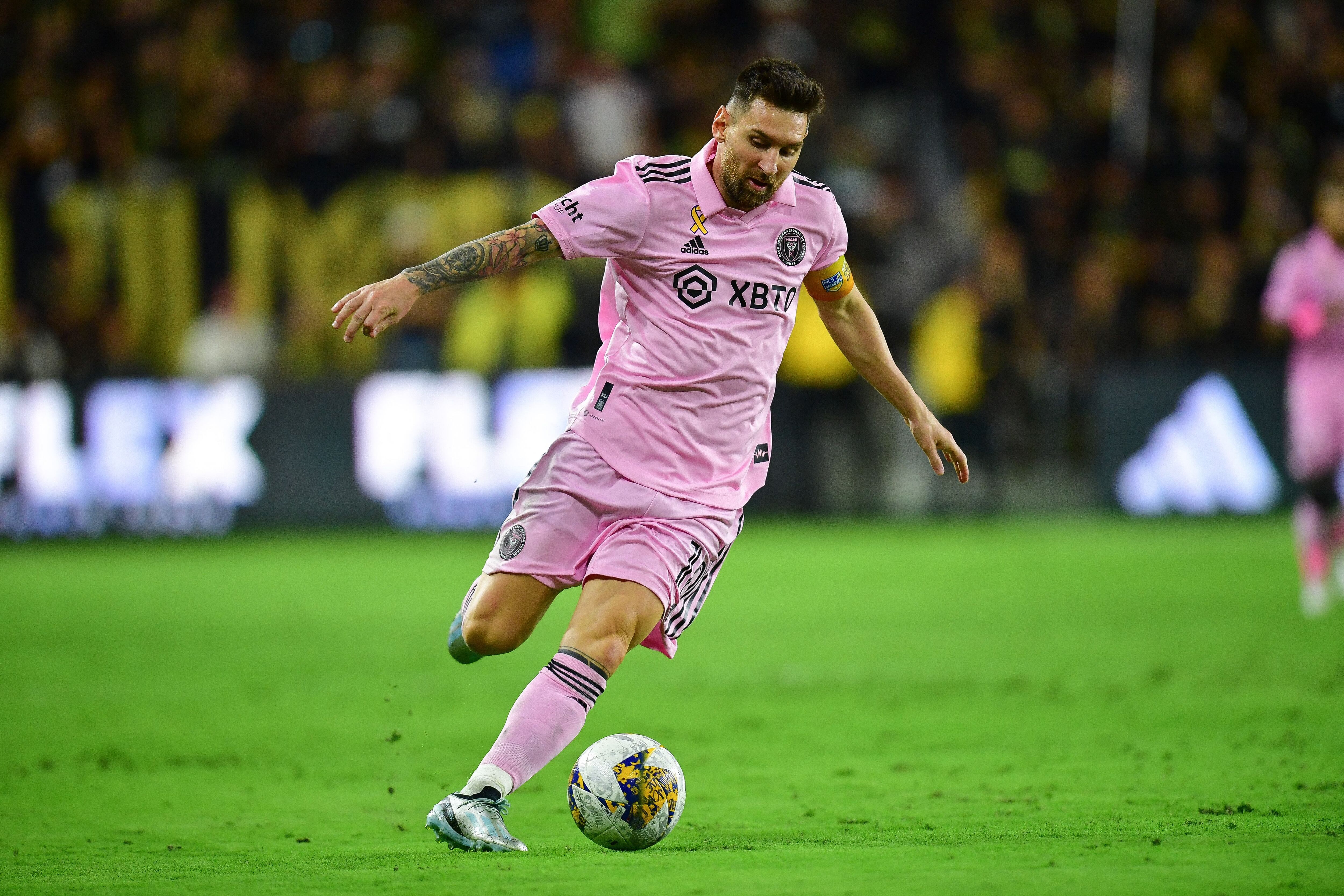 El meteórico ascenso de la camiseta rosa de Messi: cómo se convirtió en la  prenda deportiva de moda en todo el mundo - LA NACION