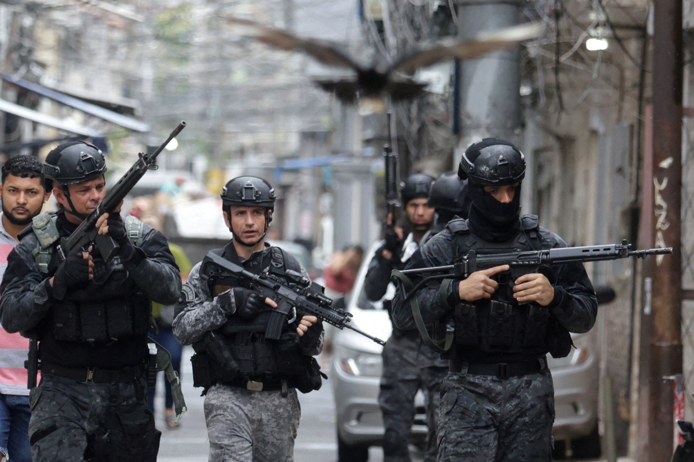 Agentes de policía patrullan el complejo de favelas Mare, durante una operación contra la delincuencia en Río de Janeiro (REUTERS/Pilar Olivares)