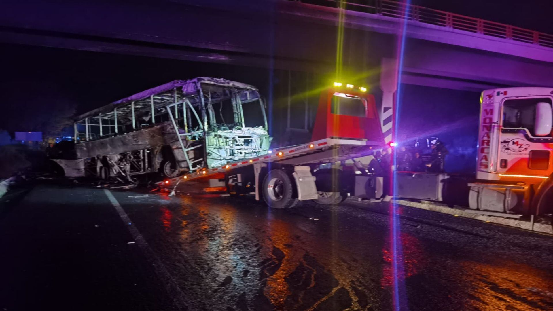 Elementos de la Guardia Civil retiraron el vehículo de la carretera Morelia-Pátzcuaro. (Foto: Especial)