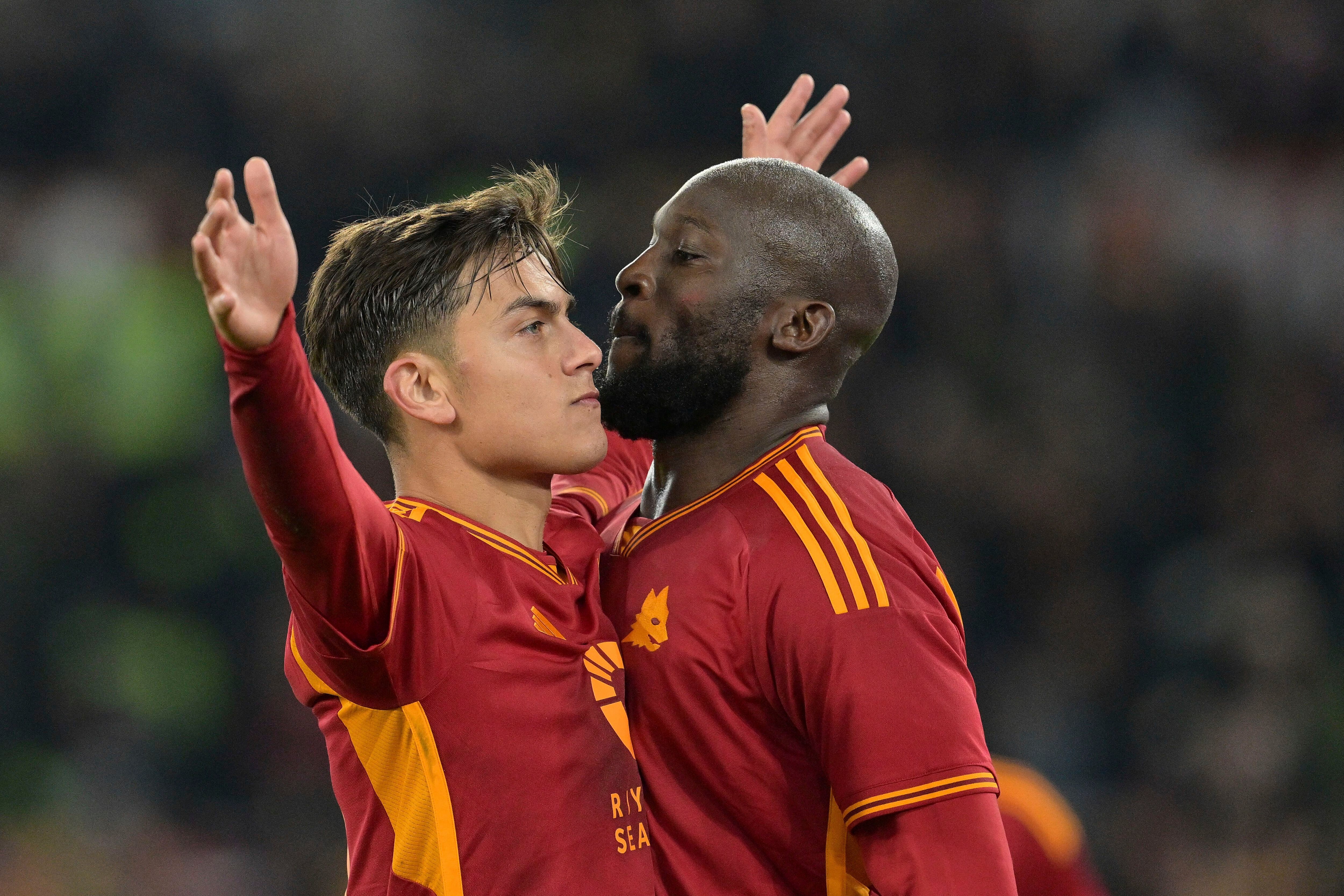 Dybala y Lukaku, dos de las figuras de la Roma, podrían ver afectado su salario cuando tengan que renovarlos