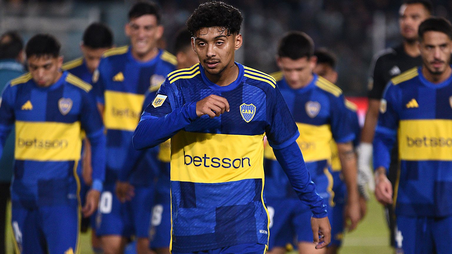 El volante se retira de la cancha luego de un partido con Atlético Tucumán. Foto: Joaquín Camiletti/Getty Images