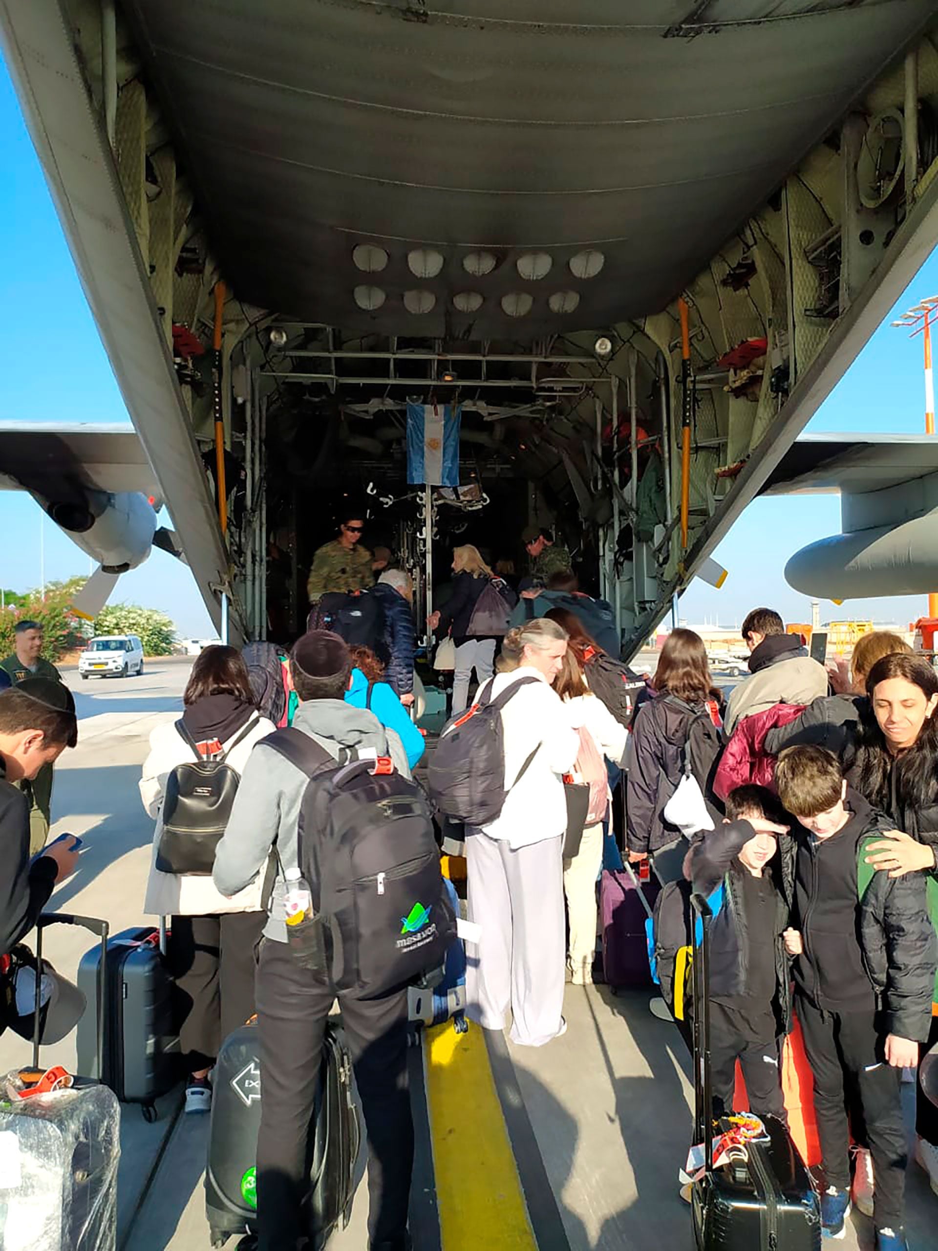 Los primeros ciudadanos argentinos que embarcaron en la aeronave que los llevó a Roma