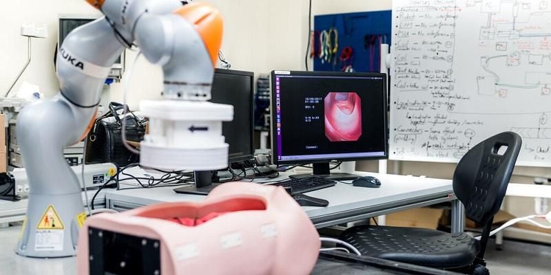 Robot da un endoscopio. (foto: STORM Labs)