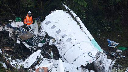 Rescue workers search the site for the wreckage of a chartered plane that crashed on the outskirts of Medellín, Colombia, on Tuesday, November 29, 2016. The plane was carrying the Chapecoense team of the Brazilian first soccer division that was heading to the final of the South American Cup against Atlético Nacional de Colombia.  (AP Photo / Luis Benavides)