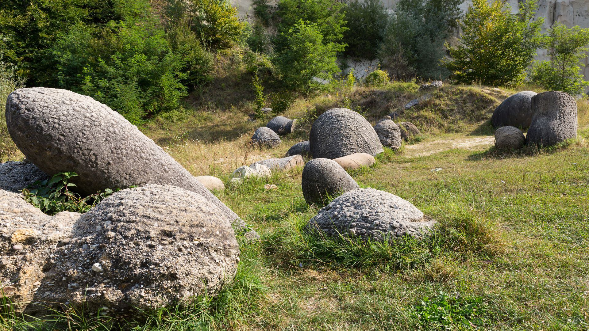 Se cree que ganan 4 o 5 centímetros cada milenio estas piedras
