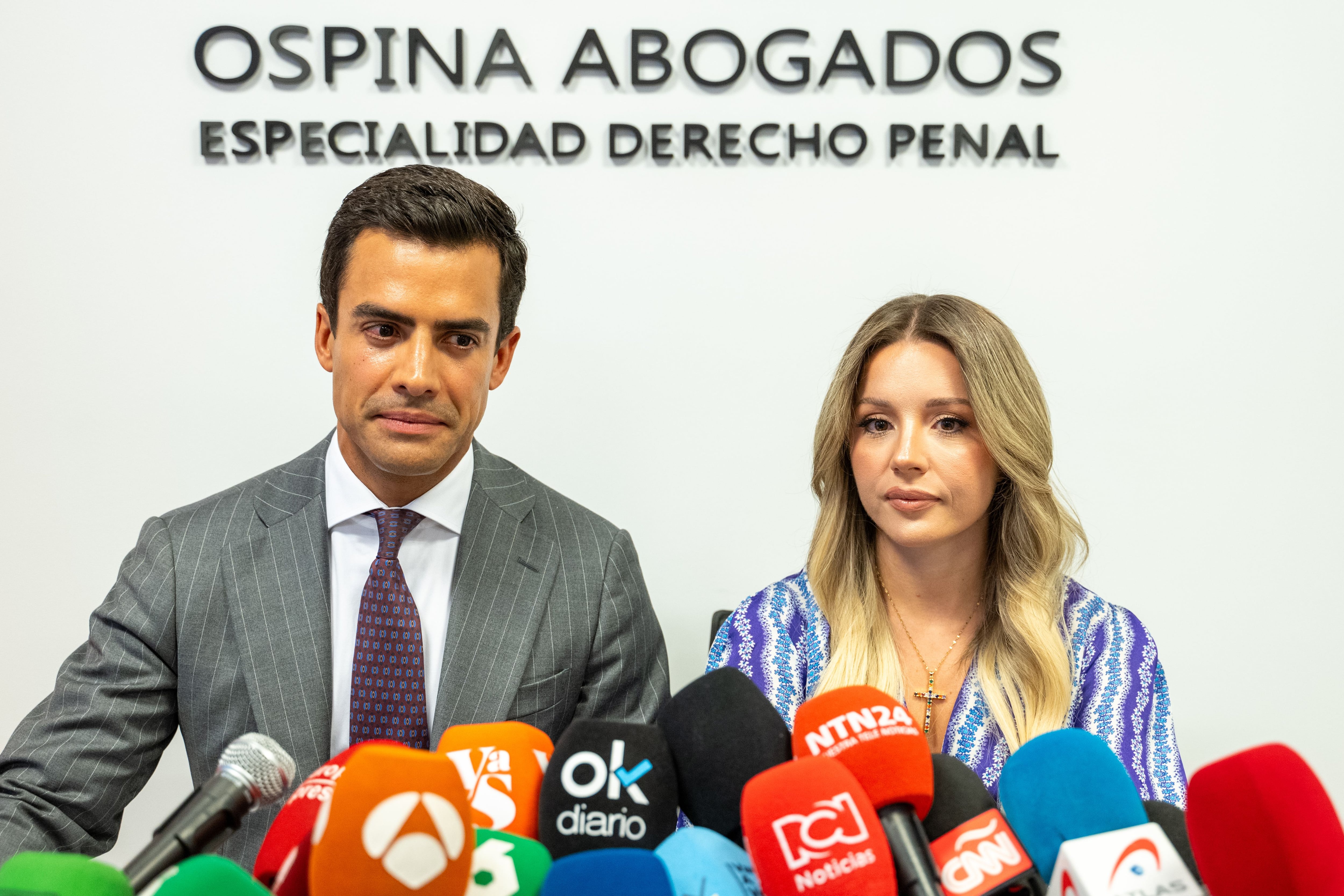 Los abogados de la familia del colombiano Edwin Arrieta, Juan Gonzalo Ospina y Beatriz Uriarte. (EFE/Fernando Villar)
