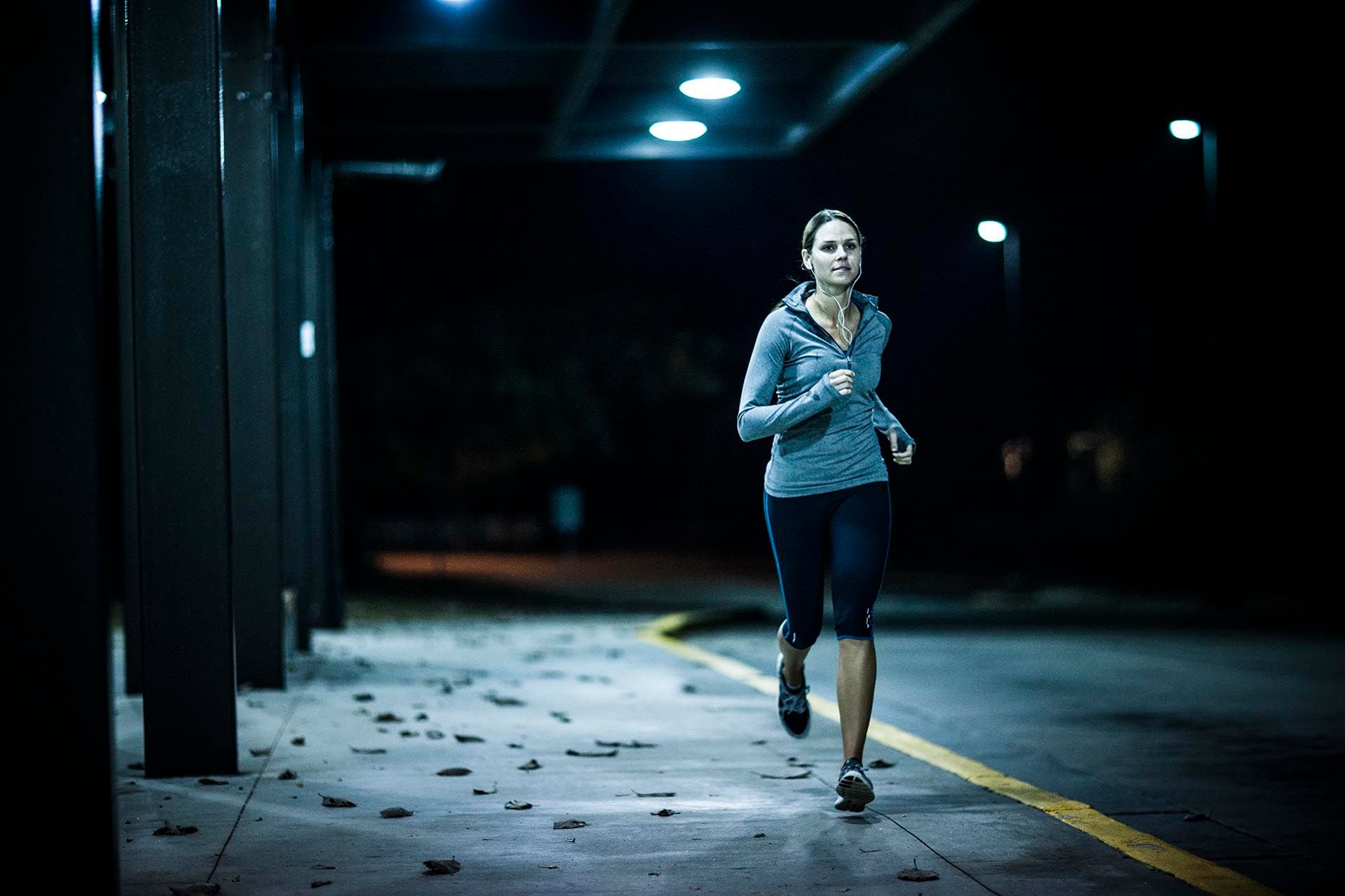 Night run. Ночная пробежка. Девушка бежит ночью. Бегущий человек. Бег ночью.