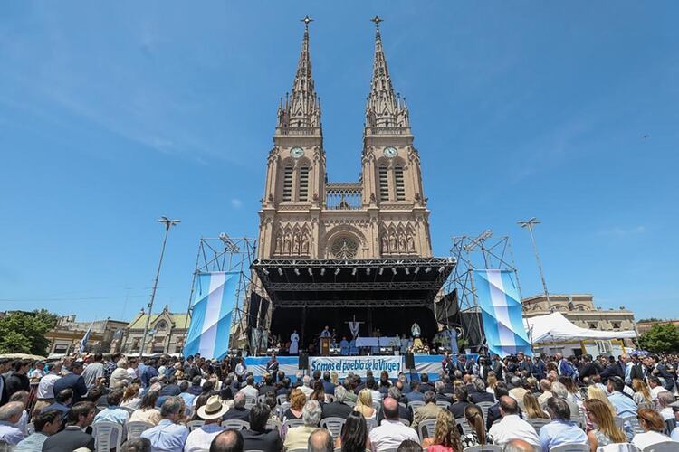 Cientos de feligreses se acercaron a la Iglesia de Luján (Gustavo Gavotti)