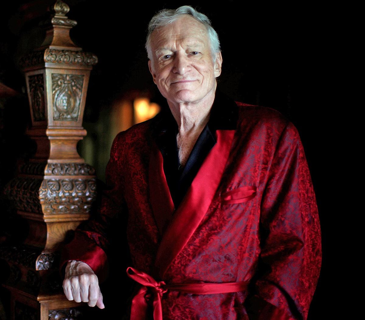 Todo giraba alrededor de la visión de la sexualidad que esgrimía Hefner que había armado un emporio que dirigía con su uniforme de guerra: una bata roja de andar por casa y tirado en la cama de la Mansión Playboy que también era su hogar en Chicago (Splash News/Reuters) 