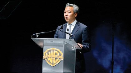Kevin Tsujihara,  el ex CEO de Warner Bros., renunció en 2019 tras ser acusado de haber utilizado su influencia para conseguirle trabajo a su novia actriz (Reuters)
