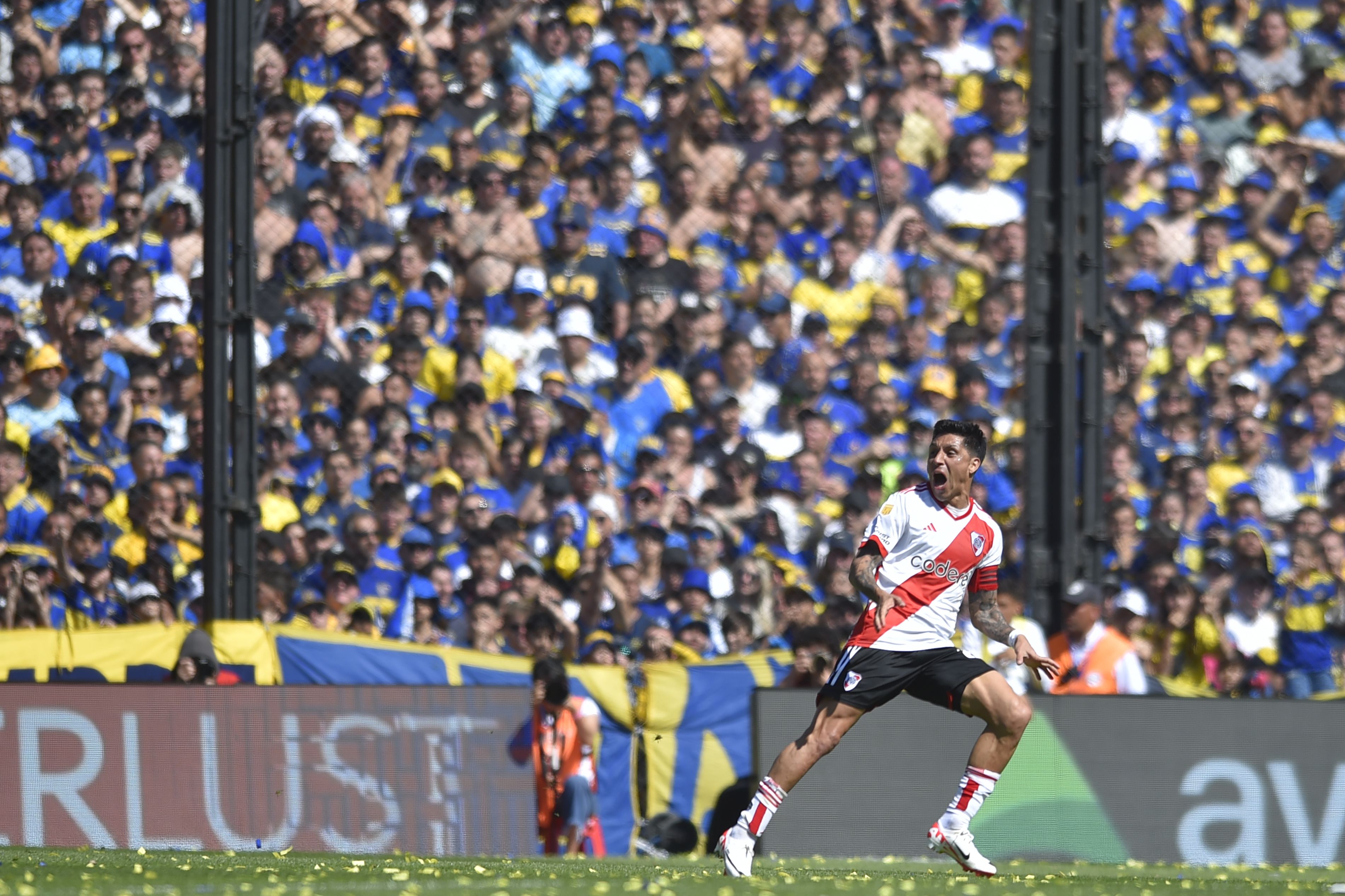 El solitario festejo de Enzo Pérez antes de sumarse a Rondón y compañía (Foto: Reuters)