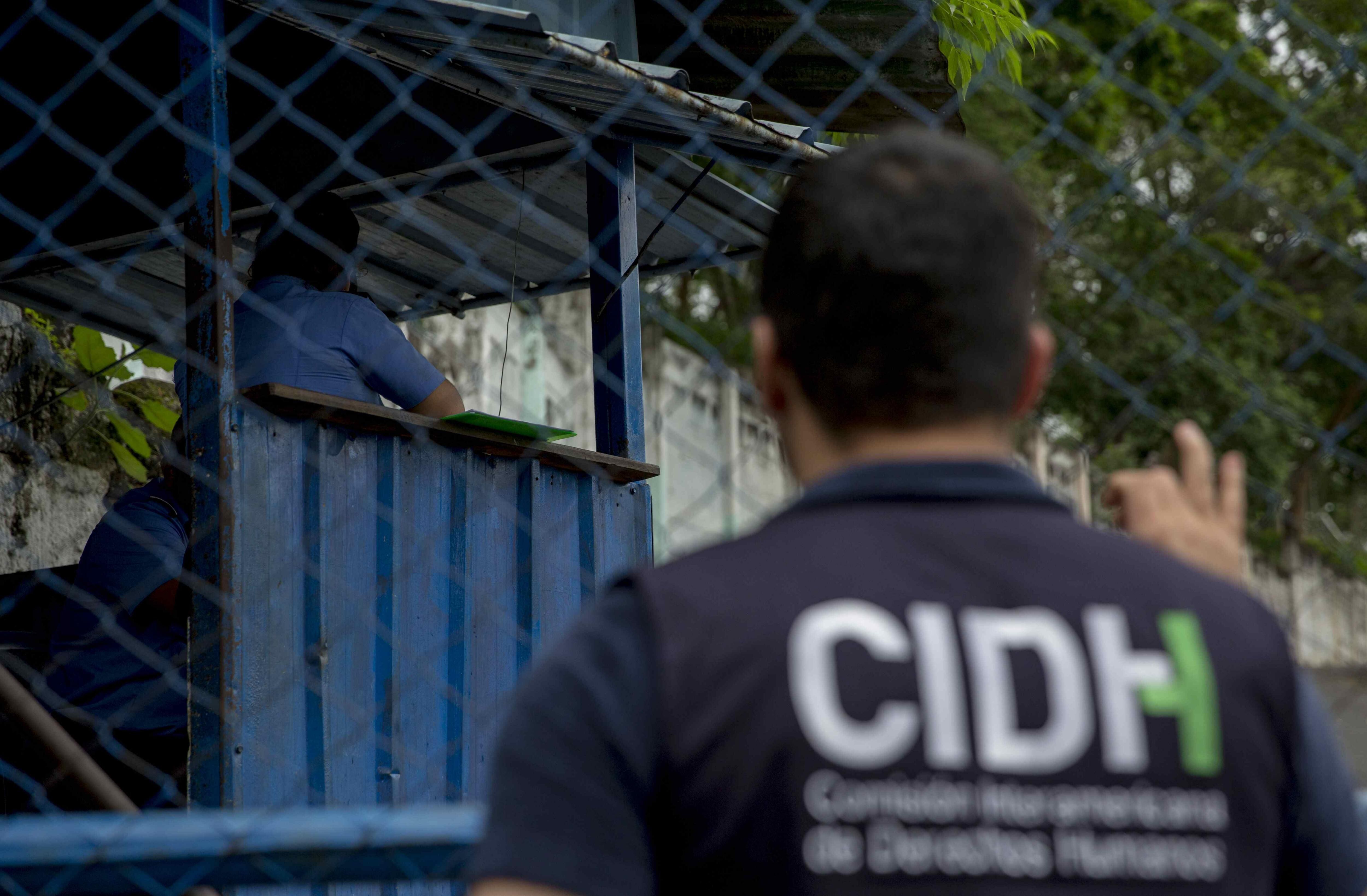 Un miembro de la CIDH espera en el exterior de una de las cárceles de Nicaragua (EFE/Jorge Torres)