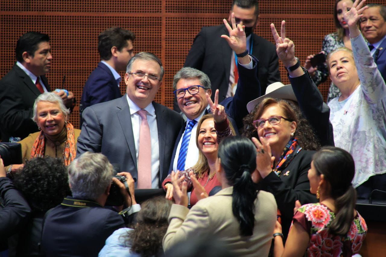 Hay Equipo Marcelo Ebrard Y Ricardo Monreal Posaron Juntos Y Sonrientes En El Senado Infobae 8817