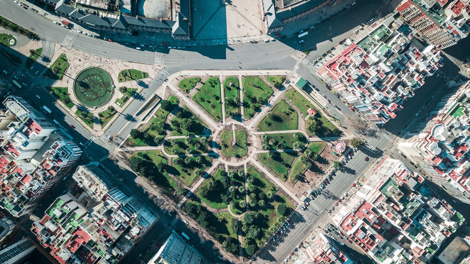 Desde un drone, una postal área de Mar del Plata en la zona de la Plaza Colón, el Casino, y a unos pocos metros el centro (Foto: Christian Heit)