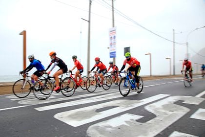 Ciclistas recorren el circuito de playas de la Costa Verde en la capital peruana, mientras aprovechan al tener las vías libres de automóviles debido a las restricciones de circulación vehicular contra la covid-19, el 1 de noviembre de 2020 en Lima (Perú). EFE
