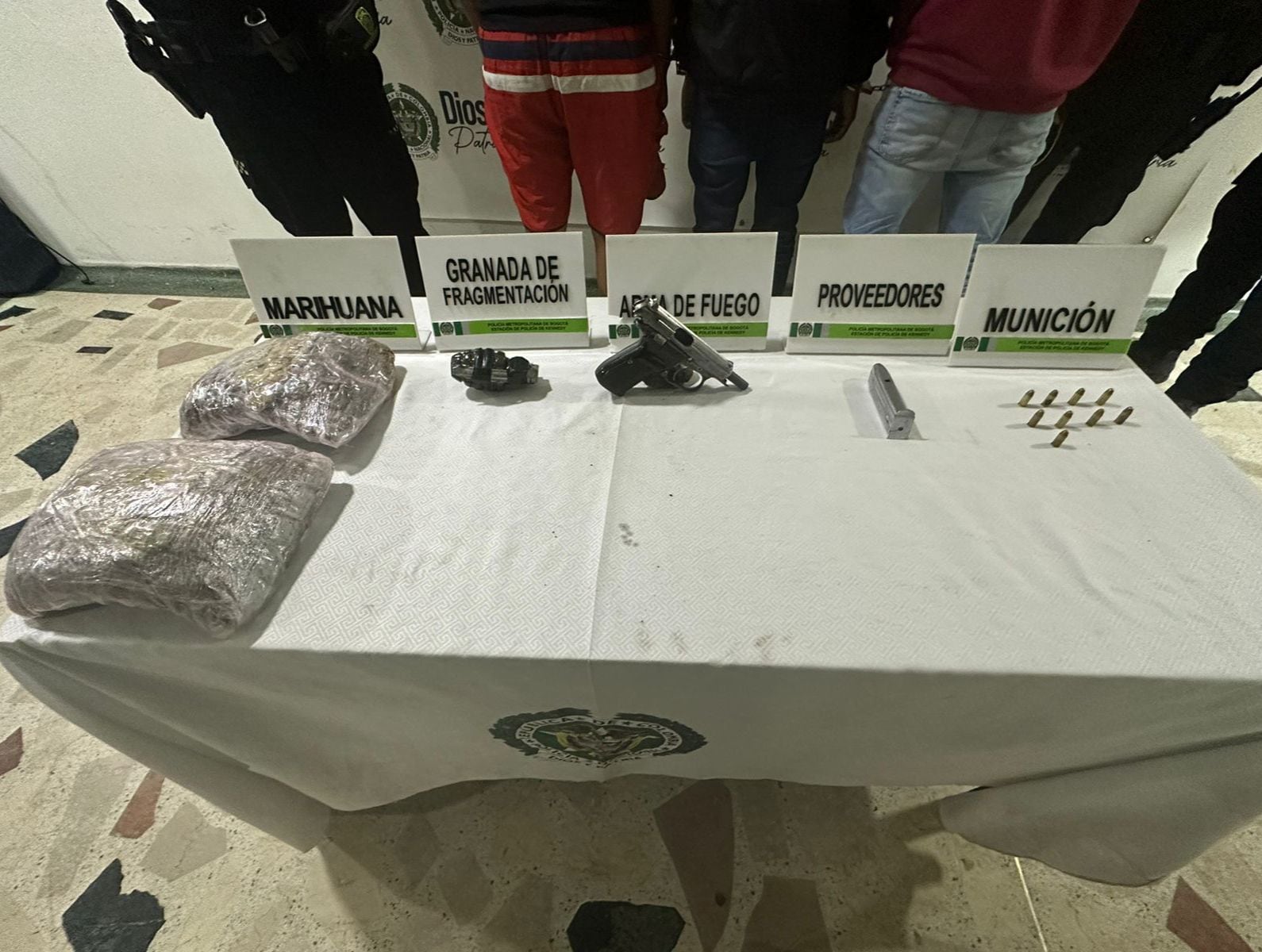 También se halló a los ciudadanos extranjeros mil dosis de marihuana - crédito Policía Bogotá