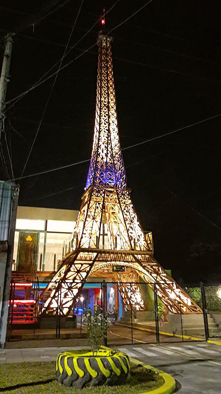 La réplica de la Torre iluminada  emplazada en la calle Lavalleja 40