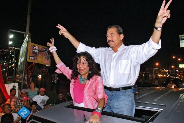 Daniel Ortega y su esposa, Rosario Murillo, durante un acto de campaña en 2006 (Miguel Alvarez/AFP/Getty Images)