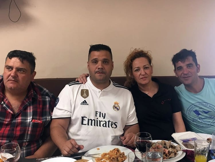 Susana en su bar junto a su familia.