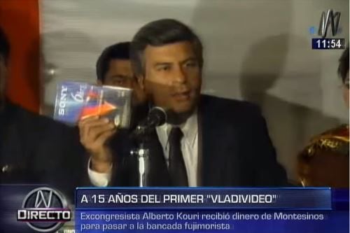 Fernando Olivera muestra ante el Perú la cinta en VHS que contenía el 'vladivideo'. Foto: Andina