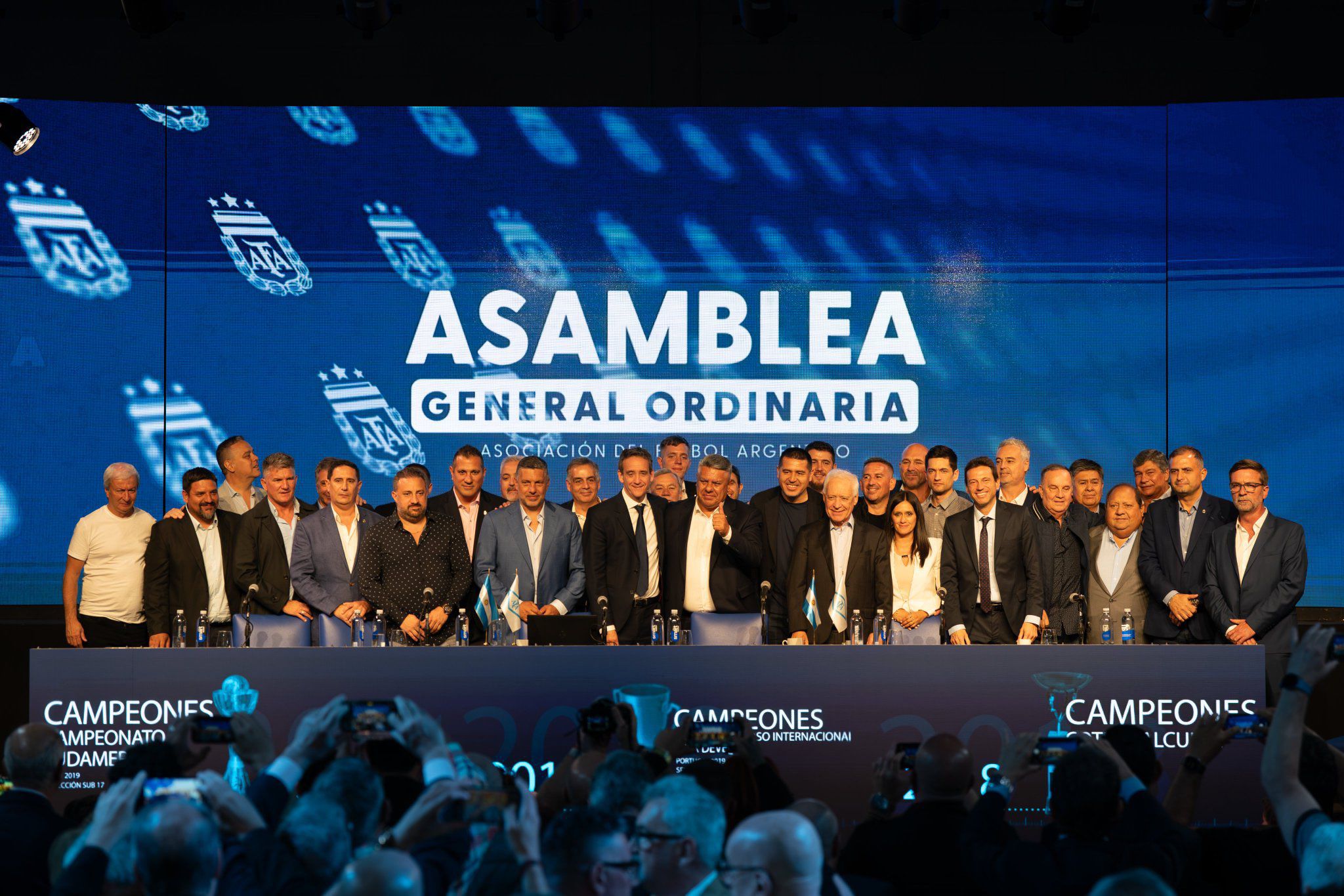 Foto de familia. Chiqui Tapia se mostró rodeado de todo el mundo del fútbol después de la asamblea 