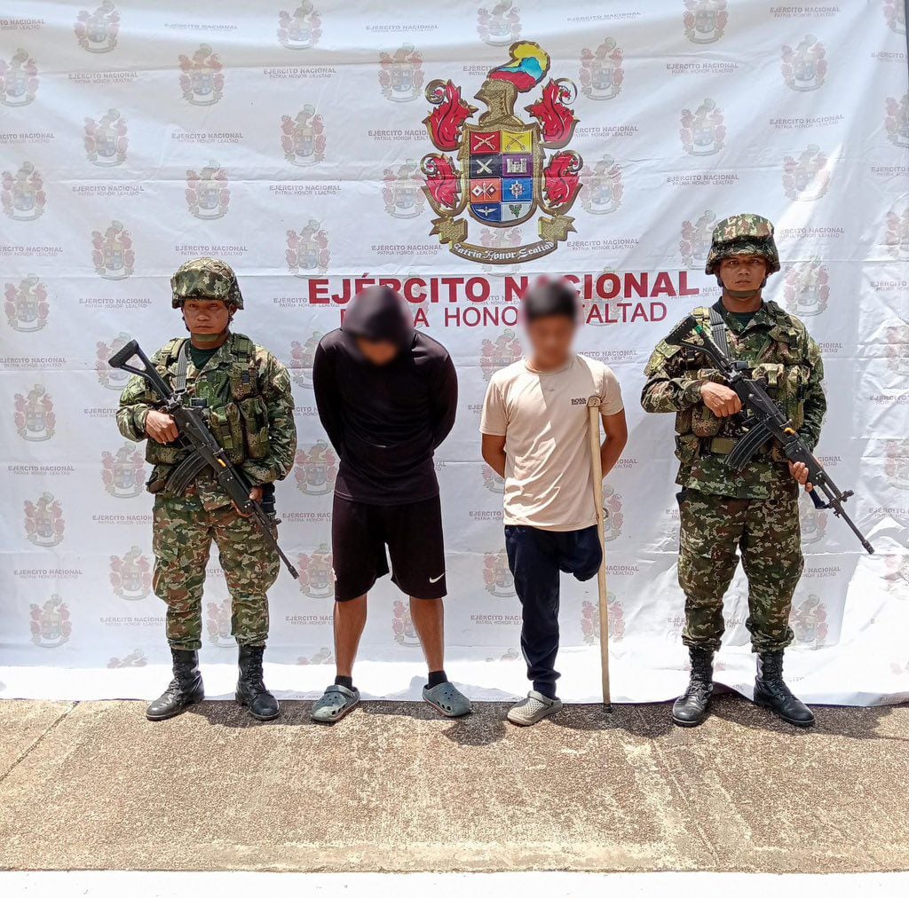 La captura se produjo en flagrancia cuando los criminales intentaban subir a un menor en una embarcación motorizada para trasladarlo a un destino desconocido - crédito Ejército Nacional de Colombia