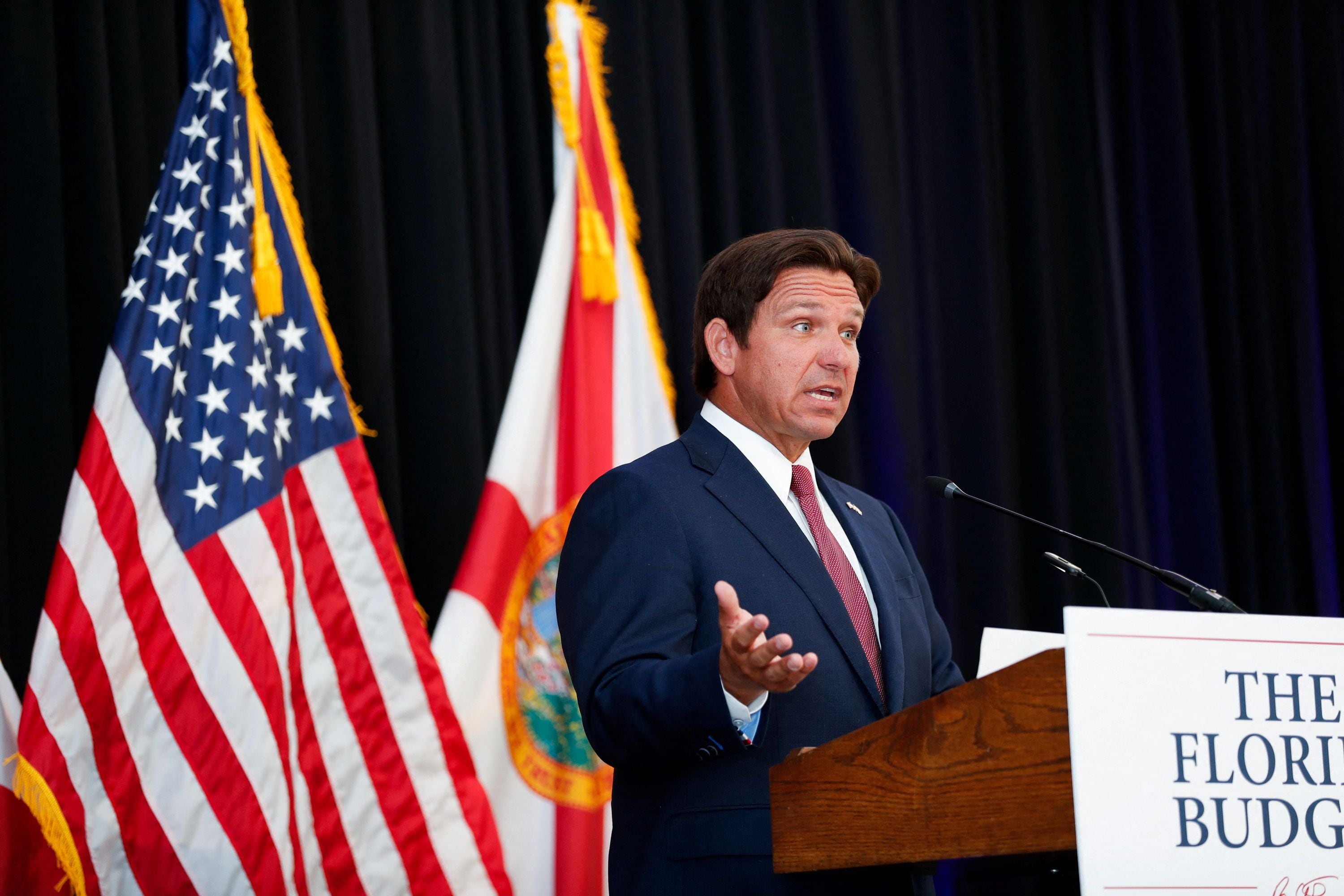 El gobernador Ron DeSantis declaró estado de emergencia y pidió a los residentes seguir las órdenes de evacuación. (REUTERS/Octavio Jones)