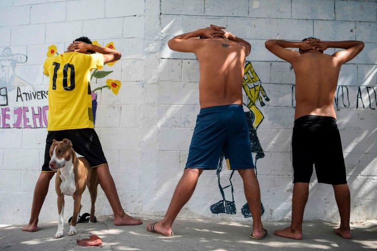 Los sospechosos son detenidos por la policía en un barrio de San Salvador dominado por la MS-13.(Marvin Recinos / AFP / Getty Images)