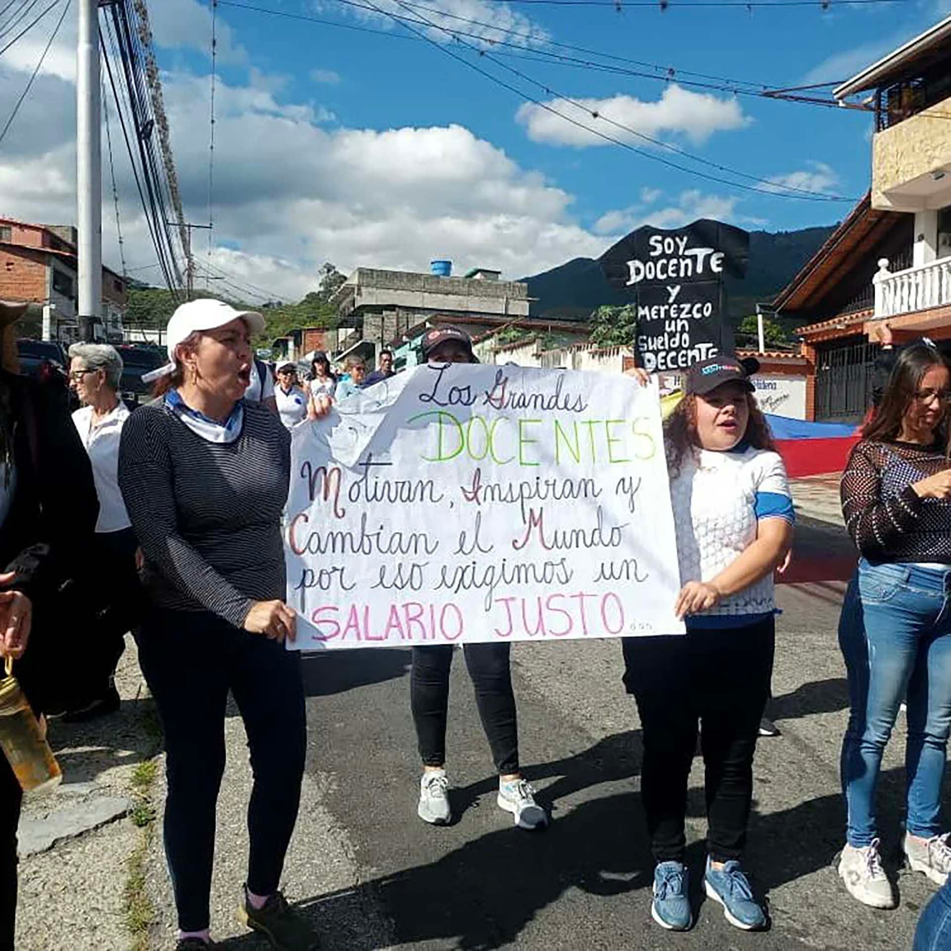 Docentes en una marcha reclaman mejores salarios (Archivo)