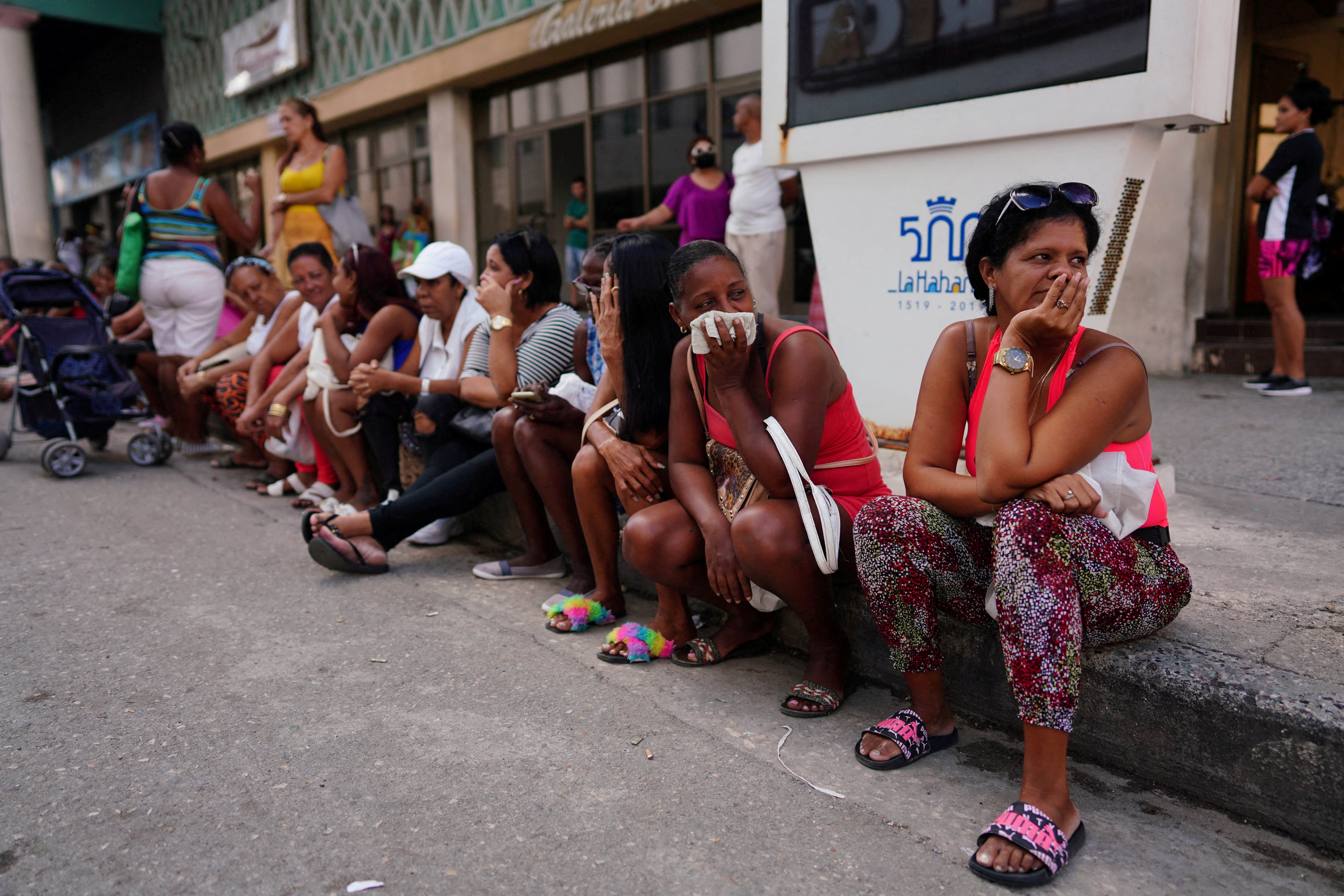 Un grupo de personas hace fila para entrar en una tienda en el centro de La Habana, Cuba, en octubre de 2022 (REUTERS/Alexandre Meneghini)