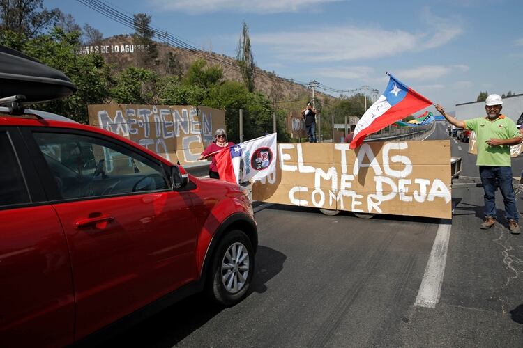 Los manifestantes bloquean la carretera principal 68 causando congestión de tráfico en Santiago el 12 de noviembre de 2019. (Foto de JAVIER TORRES / AFP)