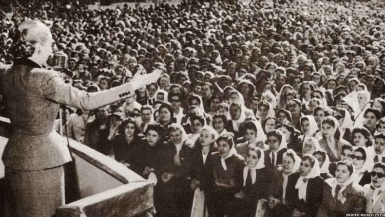 En 1947, con la primera presidencia de Perón, se sanciona la ley del voto femenino. Eva Duarte presidió la Comisión Pro Sufragio.