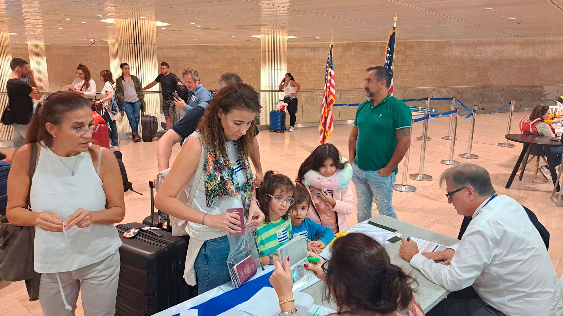 Pasajeros del Hércules antes de viajar desde Tel Aviv a Israel (Cancillería Uruguay)