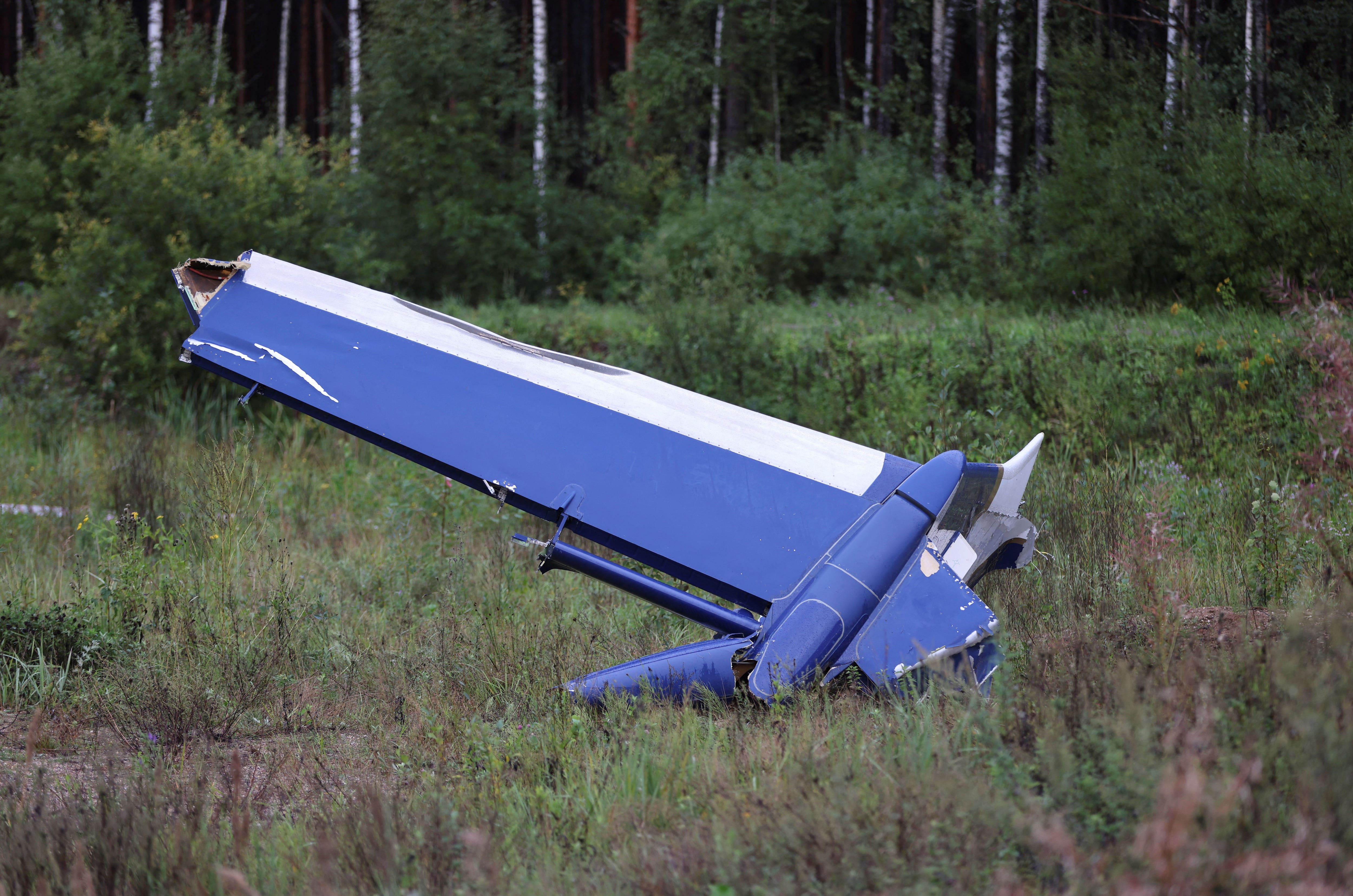 El ala cayó a varios metros del fuselaje (Reuters)