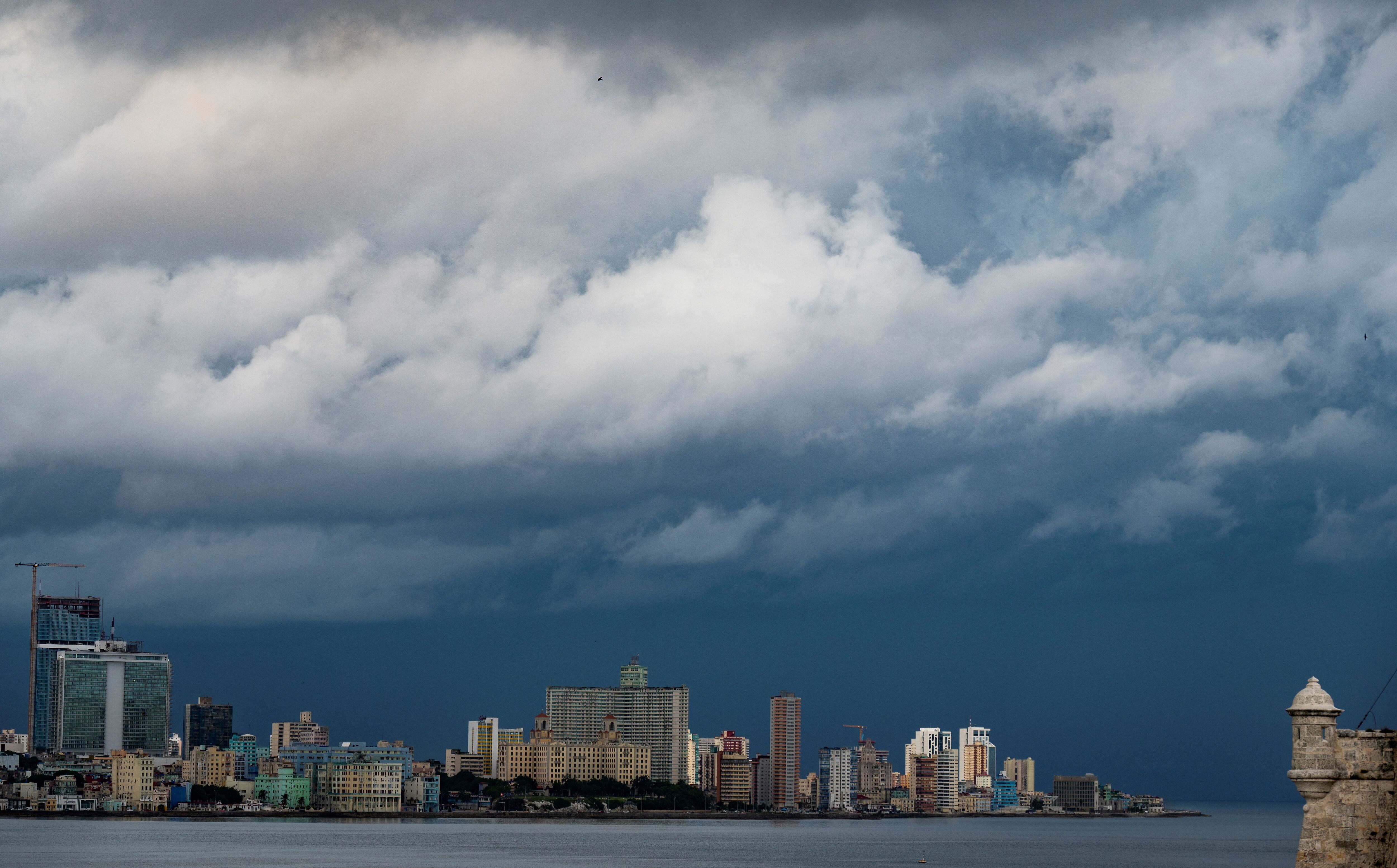 Nubes oscuras se ven en La Habana antes de la llegada de la tormenta Idalia (YAMIL LAGE / AFP)