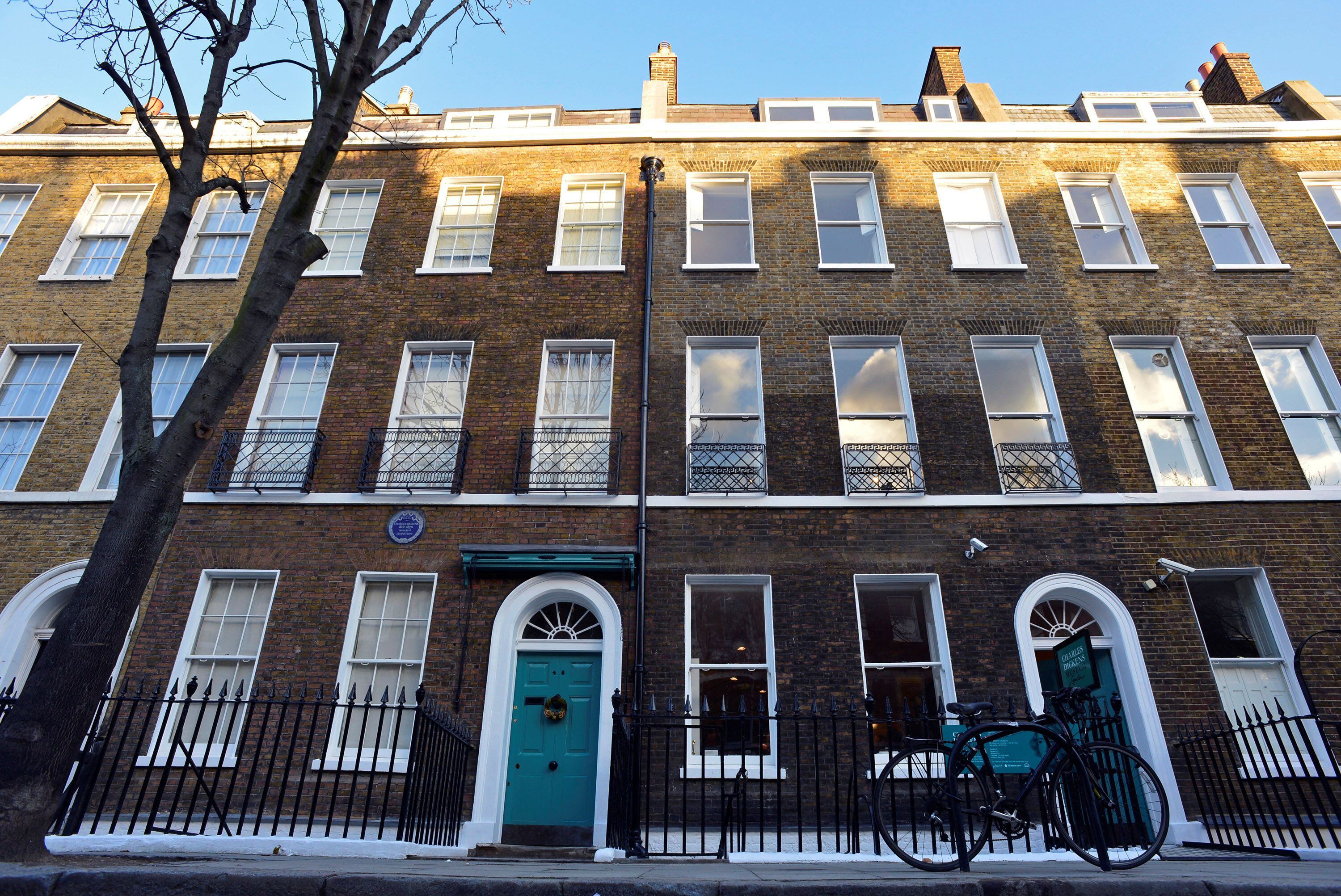 Fachada del Museo Charles Dickens en Londres (REUTERS/Toby Melville/File Photo)