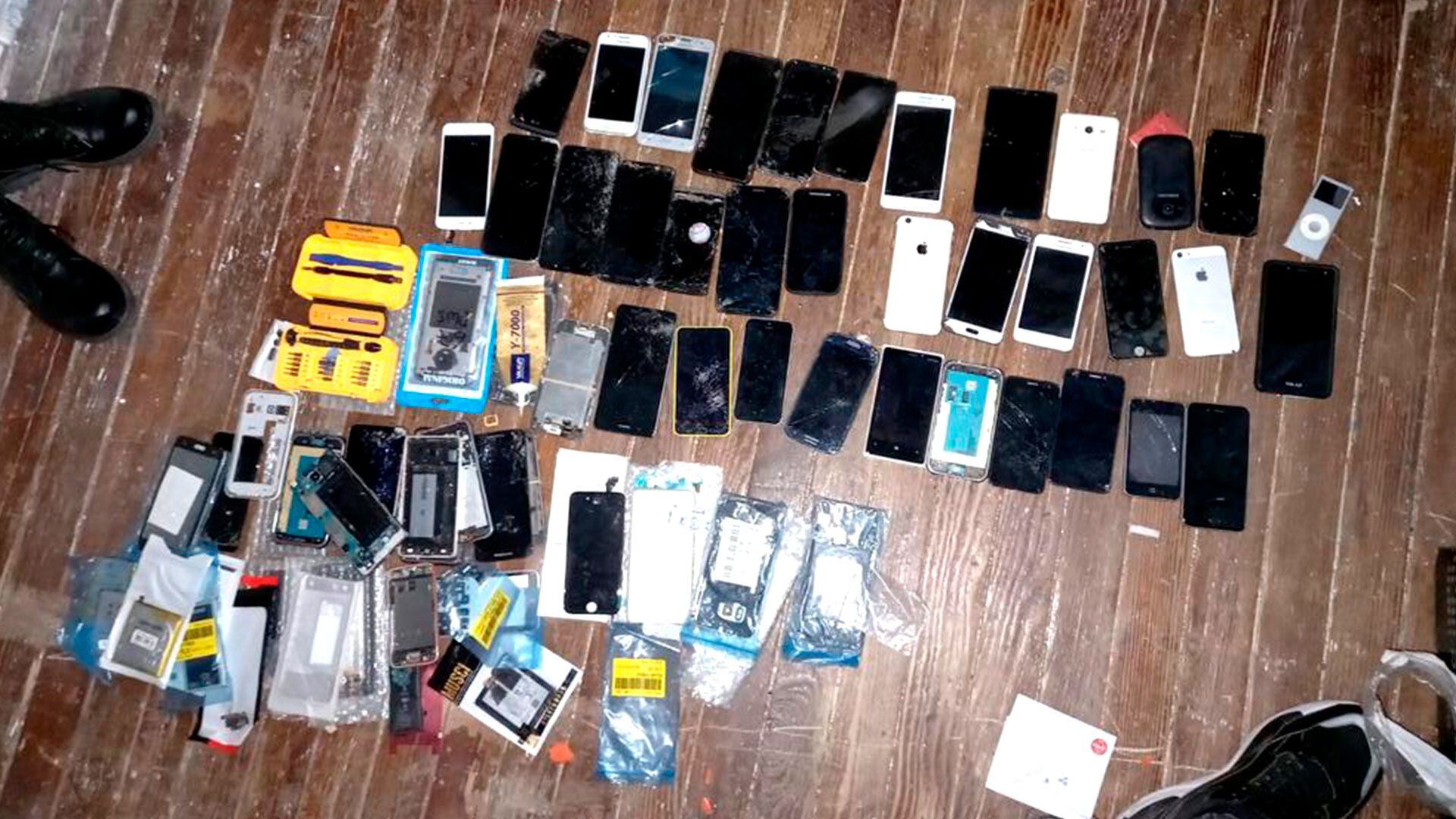 Capturaron A Tres Hombres Por El Robo De 32 Celulares En Un