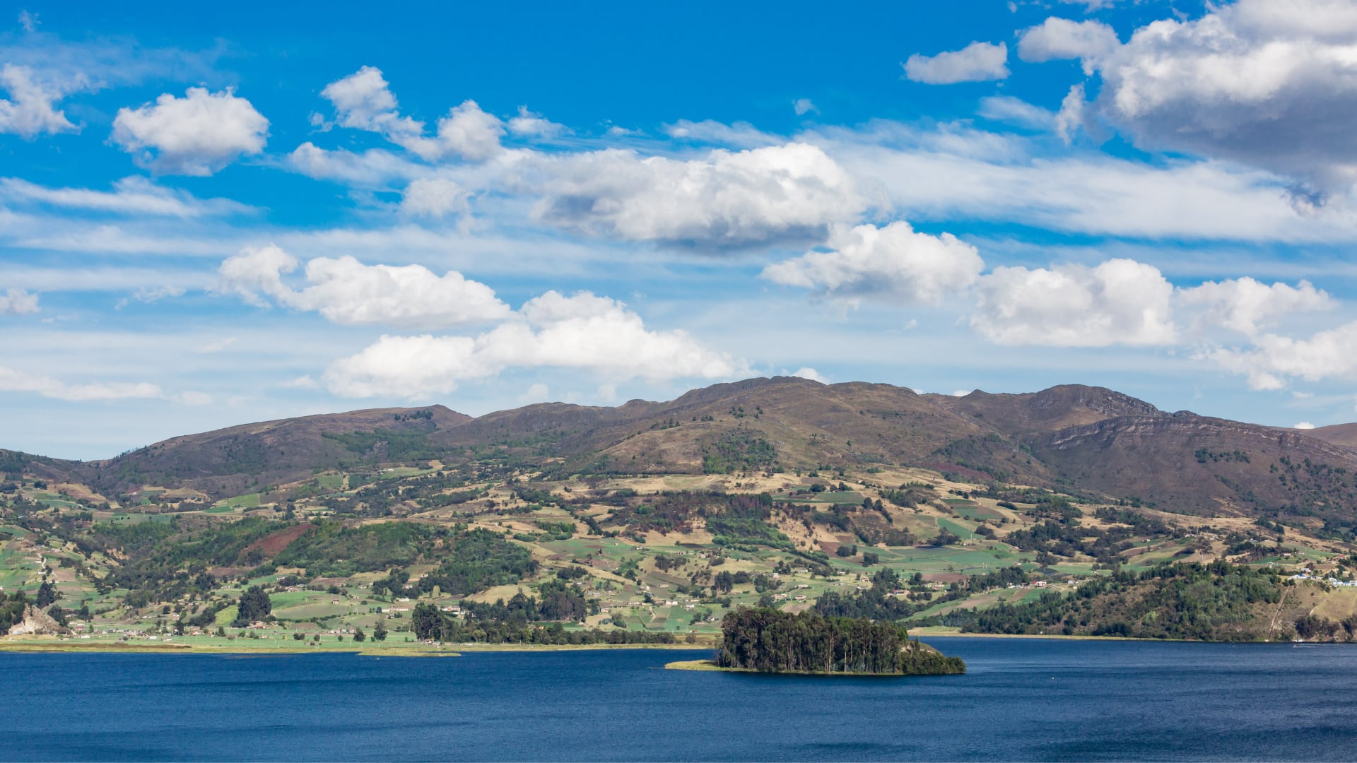 Las aguas del lago son muy claras, lo que permite la práctica de diversas actividades acuáticas, como la pesca o el buceo - crédito Canva