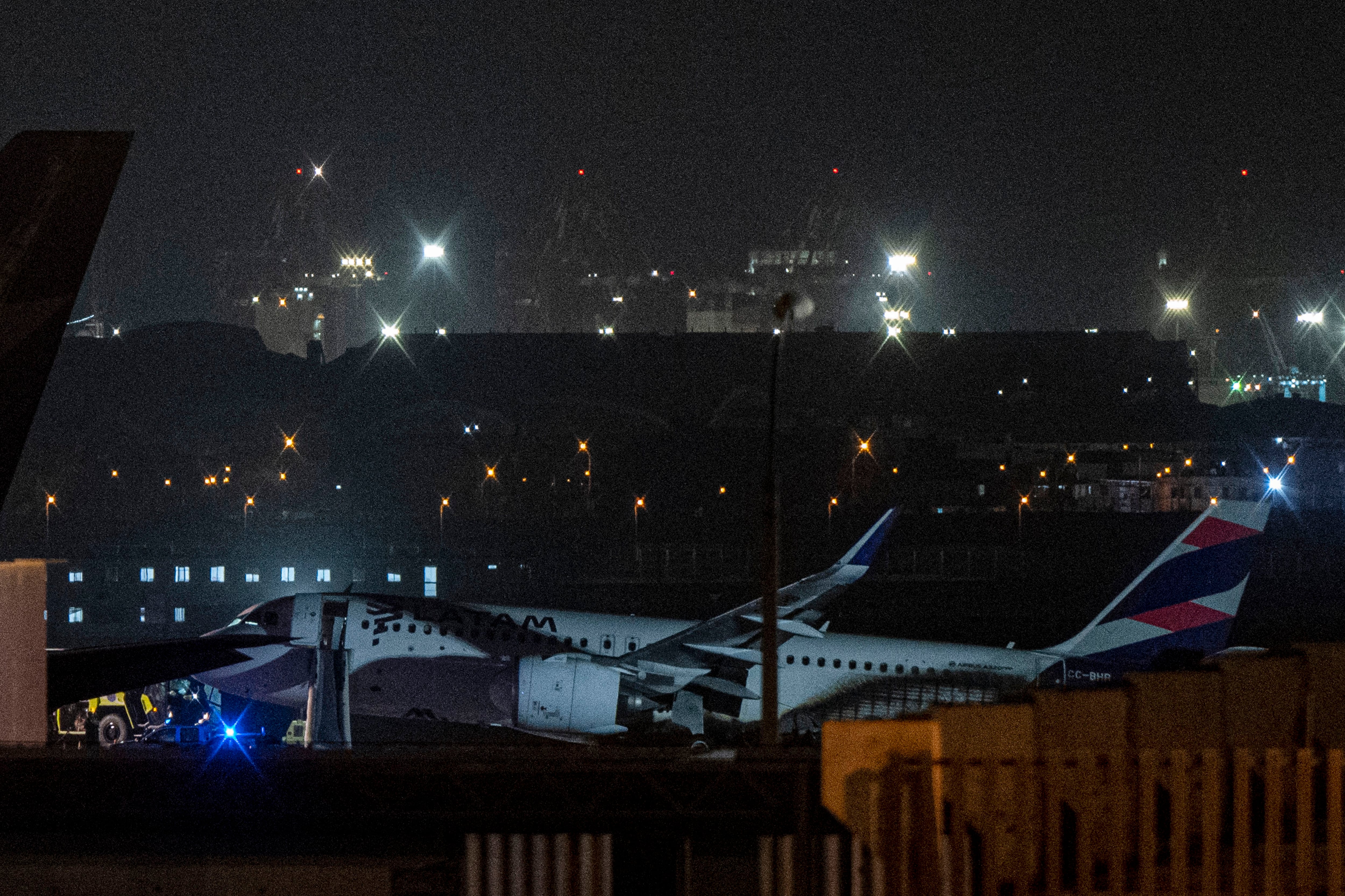 Durante toda la noche se realizaron trabajos para el retiro del avión de la pista de aterrizaje (AFP)