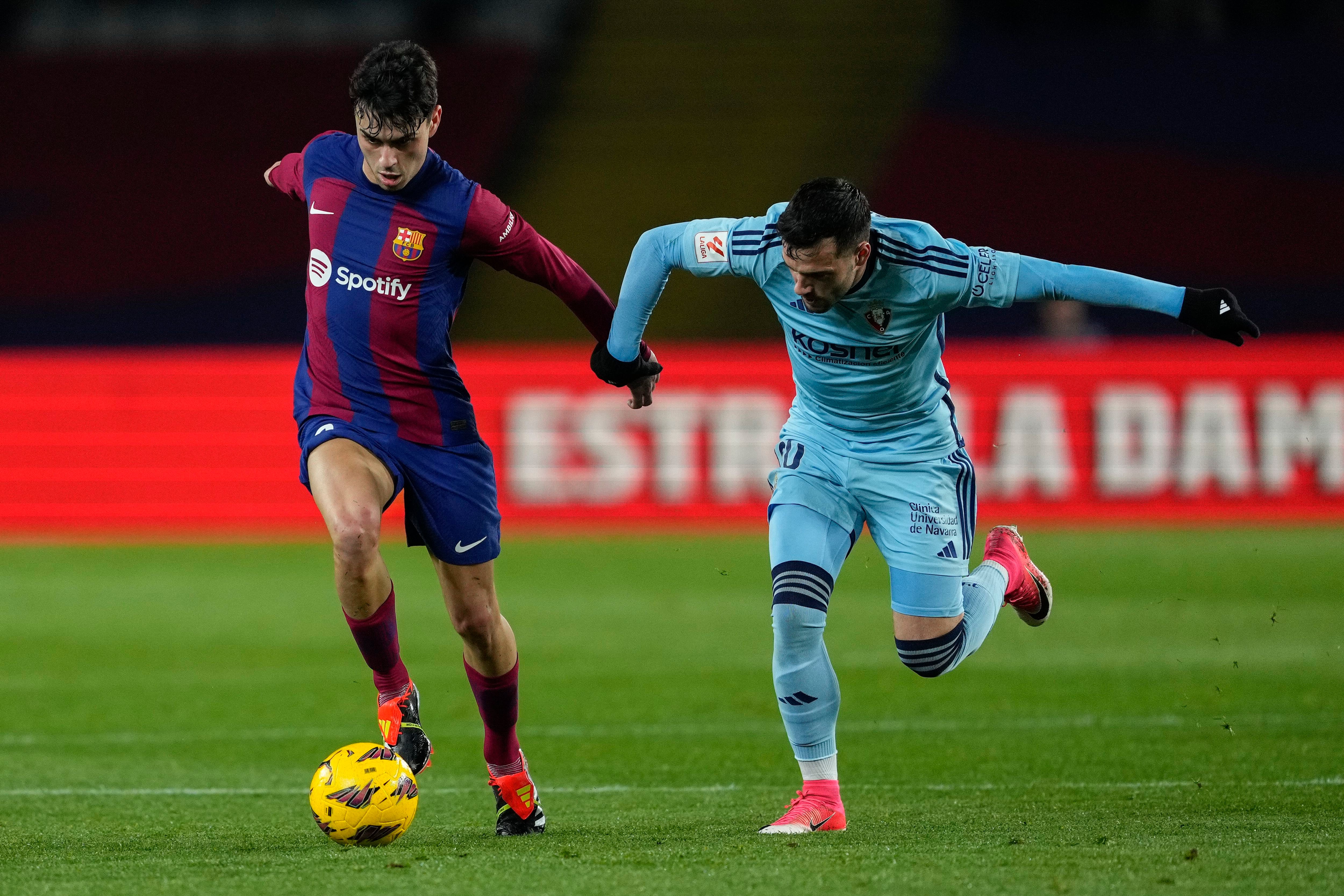 Pedri disputa el balón con José Arnáiz durante el partido entre FC Barcelona y Osasuna (EFE).